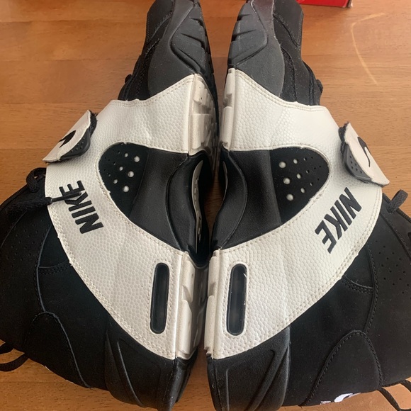Nike Black and White Athletic Shoes main image 8